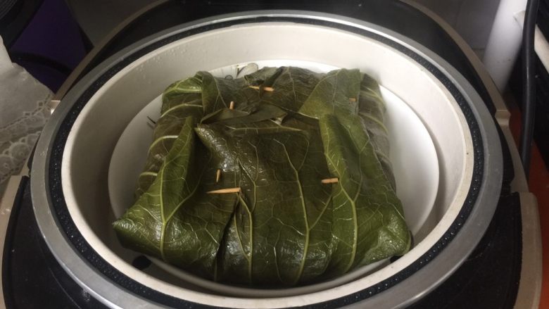 荷叶粉蒸肉,放入蒸笼里蒸熟,我用的电饭煲蒸了1小时