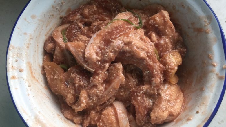 荷叶粉蒸肉,搅拌均匀,使得每片肉上都裹上米粉,我放的米粉少了点
