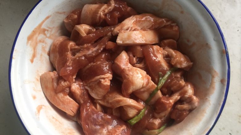 荷叶粉蒸肉,搅拌均匀后腌制入味,我是腌制过夜的