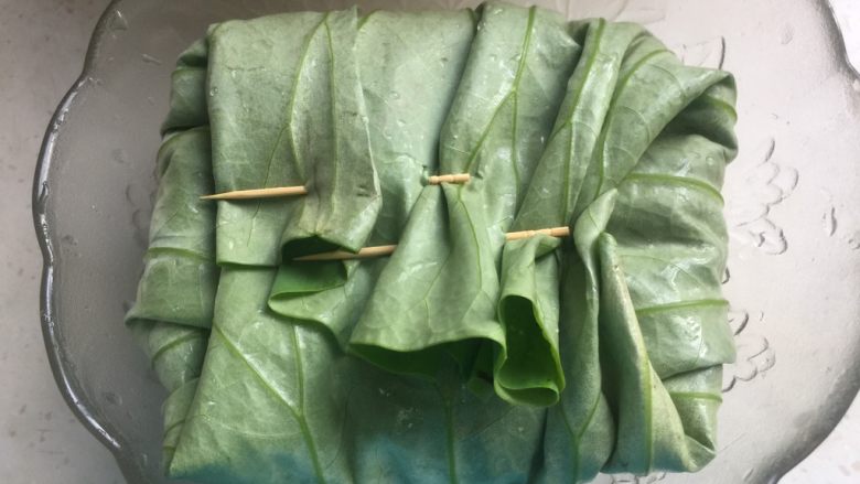 荷叶粉蒸肉,包起来,可以用牙签固定住