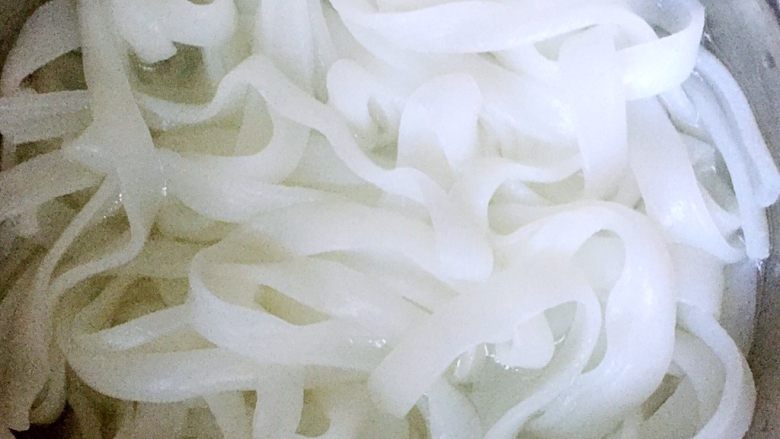 素炒河粉,<a style='color:red;display:inline-block;' href='/shicai/ 532'>河粉</a>用温水泡散。