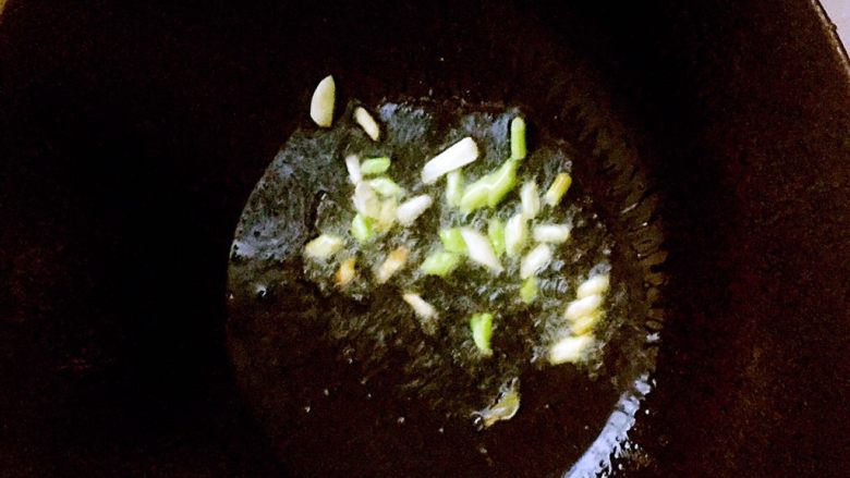 素炒河粉,先讲葱头爆香，再将火腿丁和洋葱丁翻炒，（喜欢吃辣可以加一勺黄灯笼辣椒酱）。