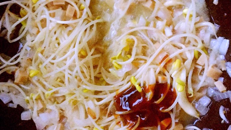 素炒河粉,加入豆芽翻炒至豆芽有变软的迹象，再加一大勺<a style='color:red;display:inline-block;' href='/shicai/ 721'>蚝油</a>和一大勺生抽。