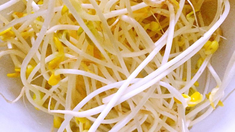 素炒河粉,<a style='color:red;display:inline-block;' href='/shicai/ 120'>豆芽</a>洗净备用。