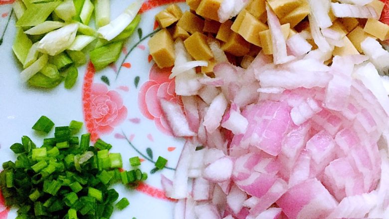 素炒河粉,葱白与葱绿分开切，葱头切长一点，火腿和<a style='color:red;display:inline-block;' href='/shicai/ 29'>洋葱</a>切丁。