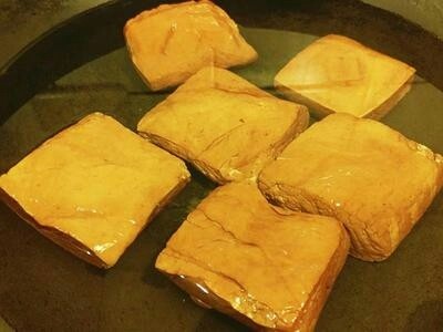 凉拌豆干,锅内放水，放入豆干再开火，待水滚后烫约一分钟后即可捞出。