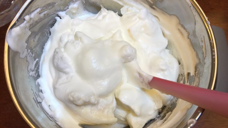 牛奶之恋《云朵香草冰淇淋》【冷饮】,奶油倒入蛋白中,接着搅拌均匀!不用担心消泡!