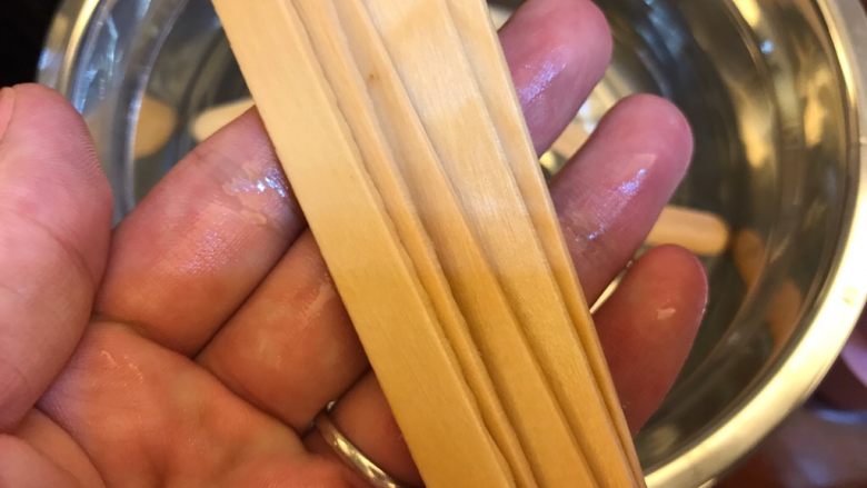 牛奶之恋《云朵香草冰淇淋》【冷饮】,冰棍棒用水泡一下。