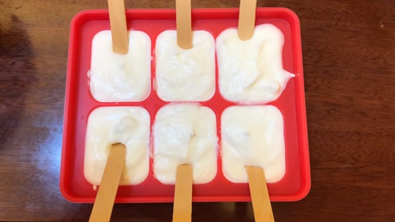 牛奶之恋《云朵香草冰淇淋》【冷饮】,插进液体中