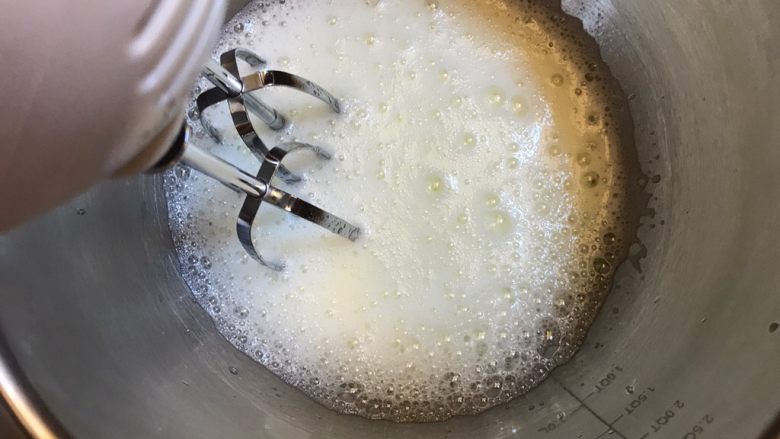 牛奶之恋《云朵香草冰淇淋》【冷饮】,鱼眼泡时再放入三分之一的糖,继续打发
