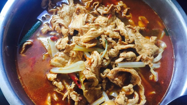 私房水煮肉片,锅里的汤汁煮沸,倒入码好料的里脊肉片,大约煮5分钟,视肉片的厚薄,不要煮老了。起锅,连肉带汤汁倒入盆里。
