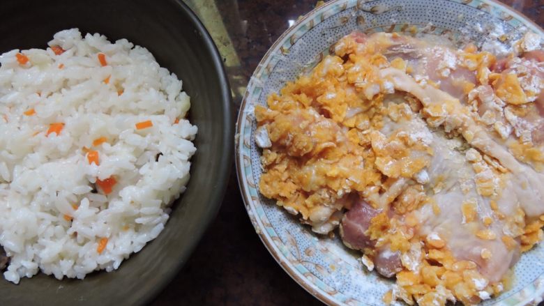 蔬菜炸鸡盖饭,一杯米,内锅一杯水,常态我外锅
会是2~3刻水,饭煮好开关跳起
稍微把饭拌匀,再闷10~15分。
--
煮饭等待期间...