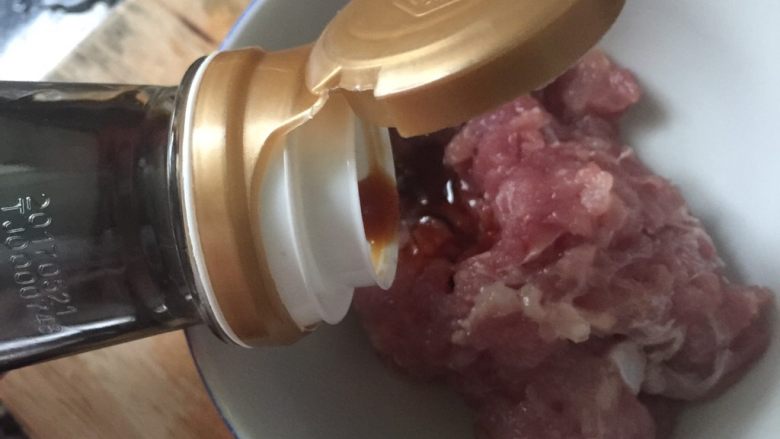 酸豆角肉末
（夏天下饭菜）,用生抽腌制下，肉会嫩也会更入味