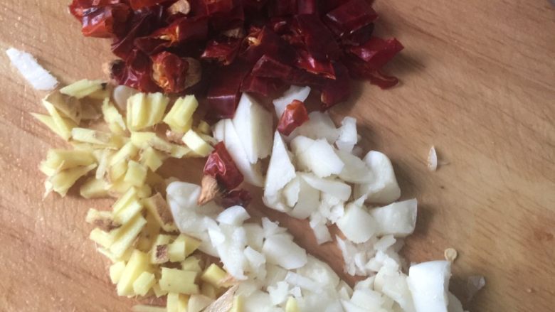 酸豆角肉末
（夏天下饭菜）,准备干辣椒   生姜   蒜子切碎