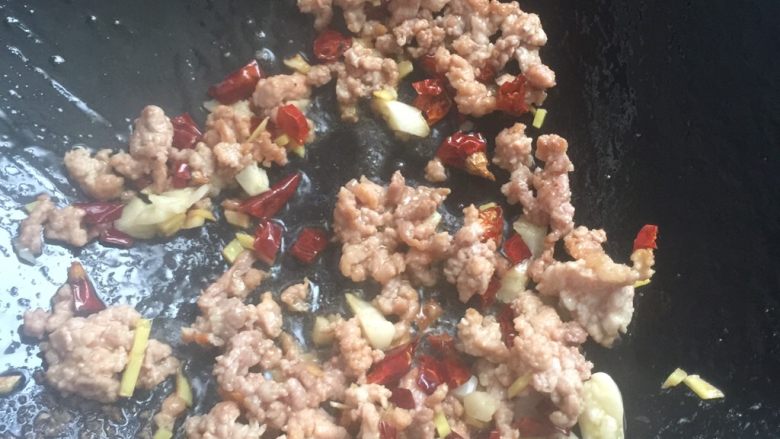 酸豆角肉末
（夏天下饭菜）,锅里放少许油炒肉，放入料调