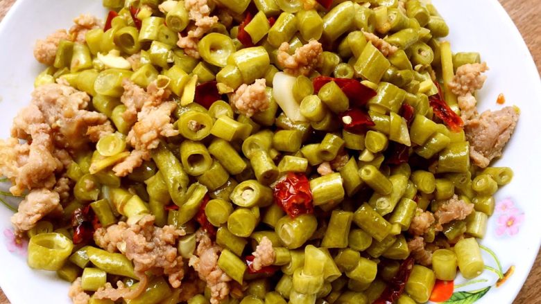 酸豆角肉末
（夏天下饭菜）,炒好装盘起锅