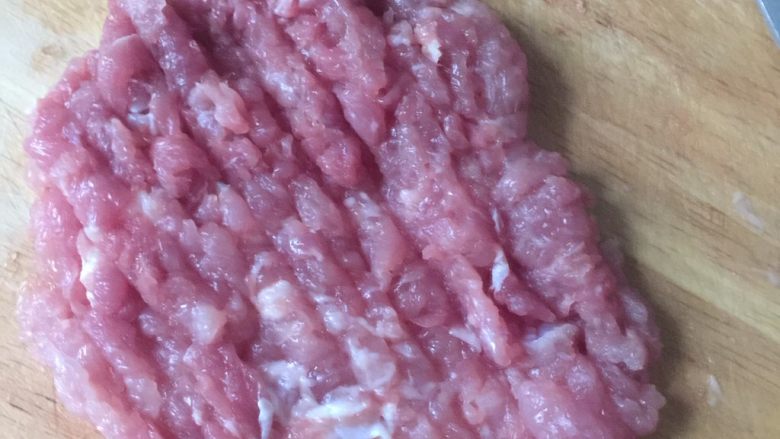 酸豆角肉末
（夏天下饭菜）,切成肉末