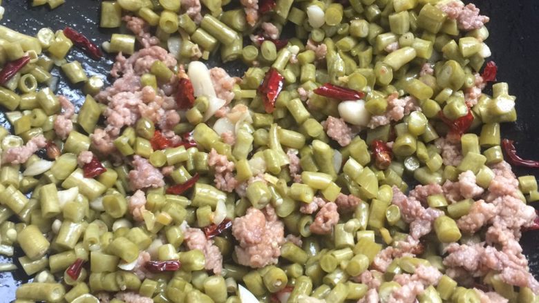 酸豆角肉末
（夏天下饭菜）,加了酸豆角中火翻炒，放少许<a style='color:red;display:inline-block;' href='/shicai/ 756'>鸡精</a>，无需放盐