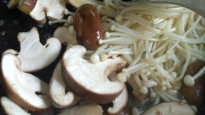 超好吃的番茄乌鱼,锅里放两汤勺油,油热了放香菇和金针菇翻炒,炒香了盛出来备用
