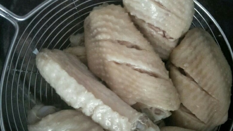 可乐鸡翅,用刀在鸡翅表面划几道，控干水份。