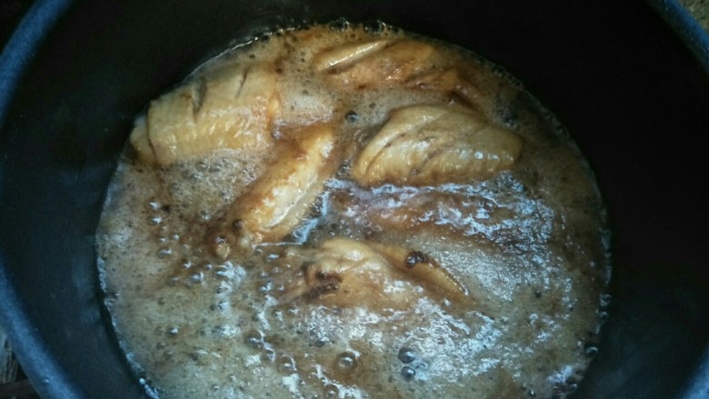 可乐鸡翅,倒入可乐，量没过鸡翅即可。