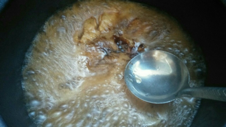 可乐鸡翅,开锅后，撇掉浮沫。