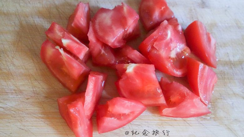 简简单单一碗番茄面, 准备一个番茄切成小块备用