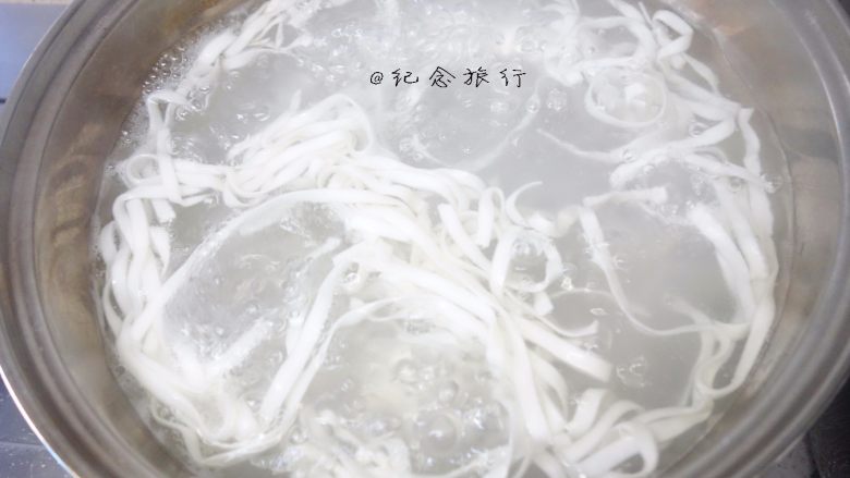 简简单单一碗番茄面, 面煮熟后盛出,倒上番茄鸡蛋跟原汤,再放一小颗<a style='color:red;display:inline-block;' href='/shicai/ 3517'>青菜</a>即可