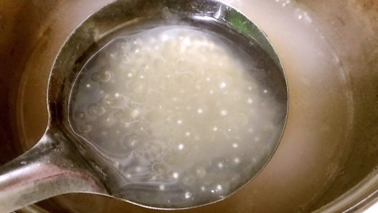 度夏消暑好饮品,火龙果西米露(附西米快熟方法及注意事项),时不时搅拌下,至到西米剩下一点点的白芯时,关火,盖上盖子闷一会,白芯就完全消失,西米变得透明。