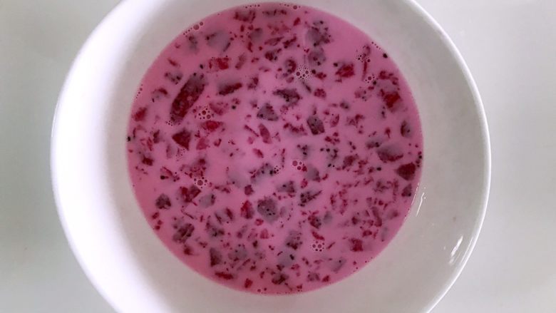 度夏消暑好饮品,火龙果西米露(附西米快熟方法及注意事项),加入<a style='color:red;display:inline-block;' href='/shicai/ 219'>牛奶</a>。