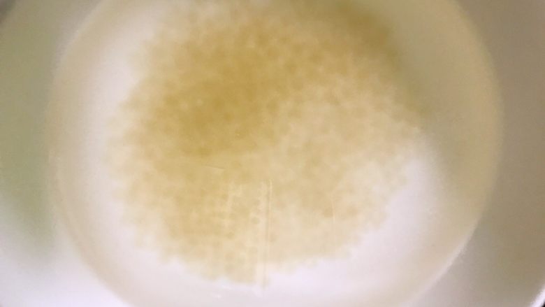 度夏消暑好饮品,火龙果西米露(附西米快熟方法及注意事项),用凉开水冲洗,多冲洗几次,然后浸泡在冰水中,这样口感会很Q的。