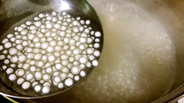 度夏消暑好饮品,火龙果西米露(附西米快熟方法及注意事项),继续煮开锅,转小火,发现西米的白色减少了许多。