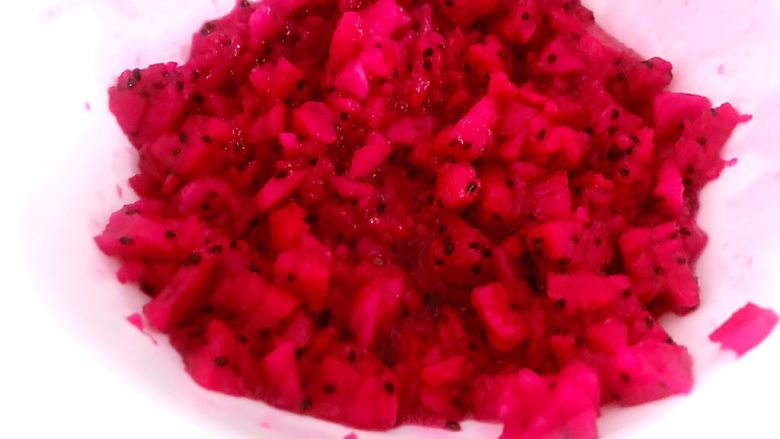 度夏消暑好饮品,火龙果西米露(附西米快熟方法及注意事项),放入碗中用小刀稍切下成小果粒。
