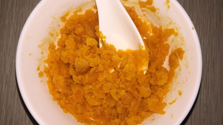 咸蛋黄焗山药,烤完以后,用小勺子压成泥状。