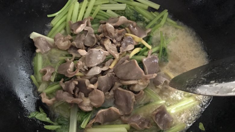 芹菜炒鸡菌,待到芹菜炒熟变色,下入爆好的鸡菌。加点生抽,吃辣椒可以给点尖椒
