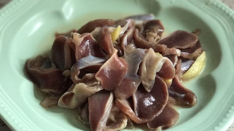 芹菜炒鸡菌,鸡菌切片,用料酒,生粉,姜片,盐腌制