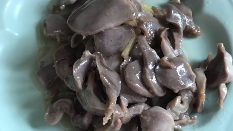 芹菜炒鸡菌,炒到鸡菌变色以后,添起盛盘备用