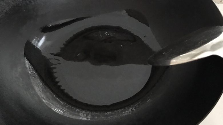芹菜炒鸡菌,锅内倒入油,油开后小火