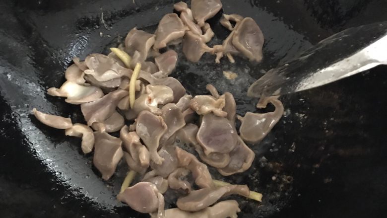 芹菜炒鸡菌,倒入鸡菌,不断翻炒