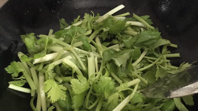 芹菜炒鸡菌,油开后下入芹菜,翻炒,给盐