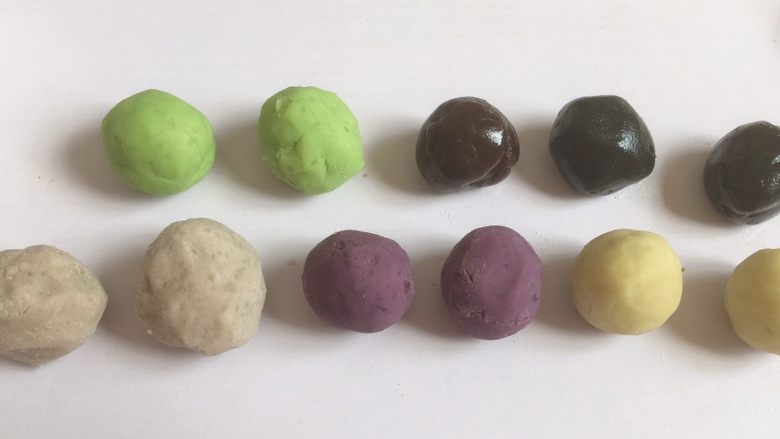 彩蛋酥,把每种馅料分割25克一个(抹茶 香芋 紫薯……)