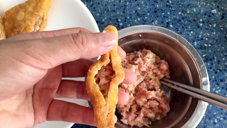 酿三角,搅拌好的肉馅,塞进豆腐里面。