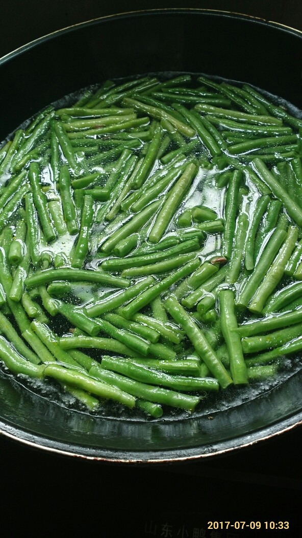 炒豆角,水烧开，把<a style='color:red;display:inline-block;' href='/shicai/ 3639'>豆角</a>放进锅里焯一下。时间3分钟左右，锅里加点油。这样<a style='color:red;display:inline-block;' href='/shicai/ 3639'>豆角</a>不会黄，颜色好看。焯好捞起备用