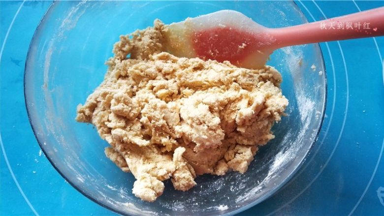 提拉米苏小饼干,用刮刀翻拌均匀;
