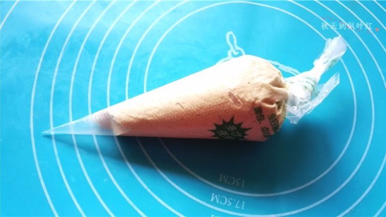 提拉米苏小饼干,将馅料装入裱花袋中;