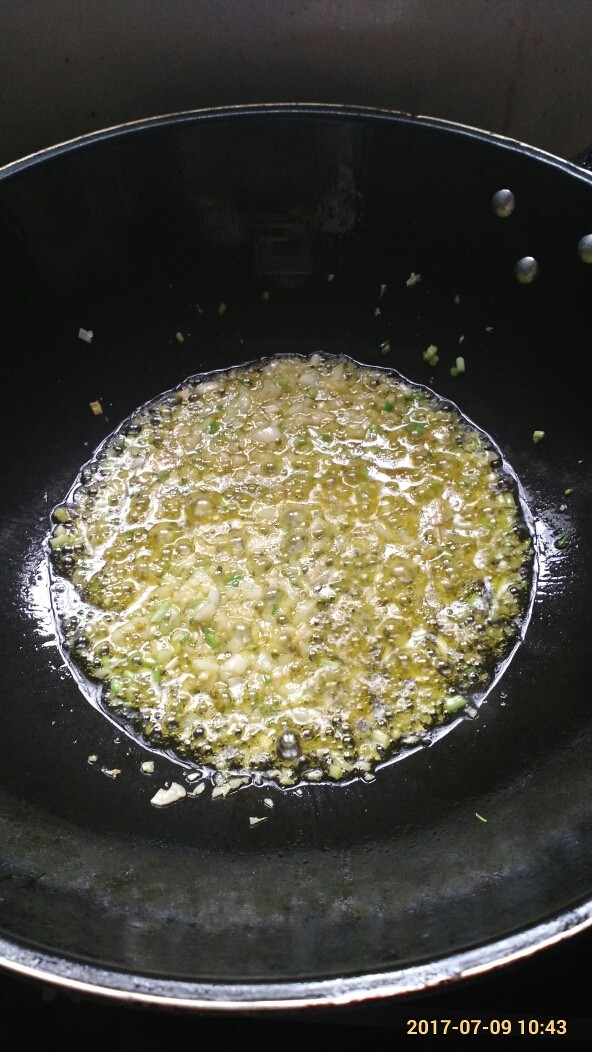 炒豆角,热锅冷油，油烧珐放入<a style='color:red;display:inline-block;' href='/shicai/ 9145'>蒜泥</a>，生姜末，<a style='color:red;display:inline-block;' href='/shicai/ 163'>葱白</a>炒香，