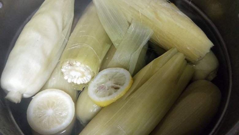 煮玉米,大火煮开后改中火煮30分钟左右