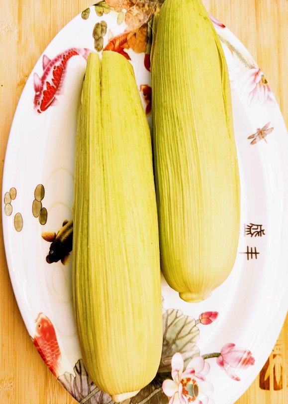 煮玉米,煮好后捞出沥干水分