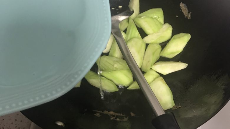 丝瓜炒蛋,等丝瓜颜色变深，加入适量温开水