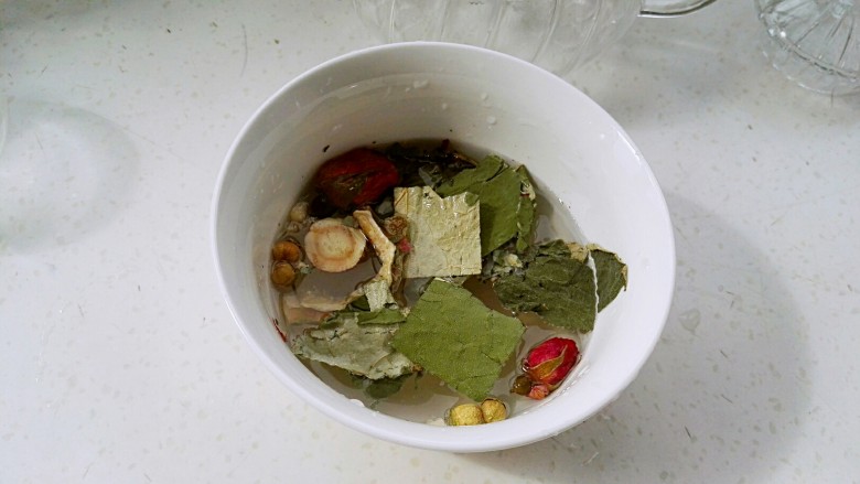 荷叶玳玳花茶,把冰糖放茶壶里,其他原料用水清洗下浮尘。